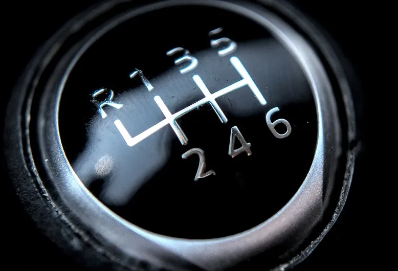 Ile kosztuje wymiana oleju w skrzyni manualnej? Sprawdź ceny i oszczędności