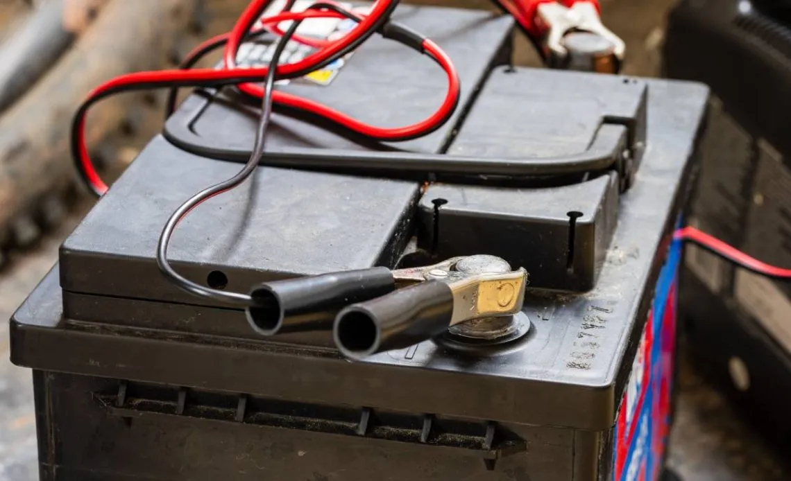 Jak prawidłowo podłączyć prostownik, aby uniknąć uszkodzenia akumulatora