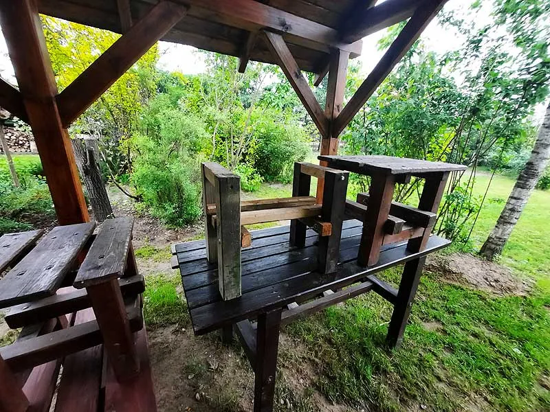 Jak odnowić ławkę ogrodową - proste kroki, które uratują Twój mebel