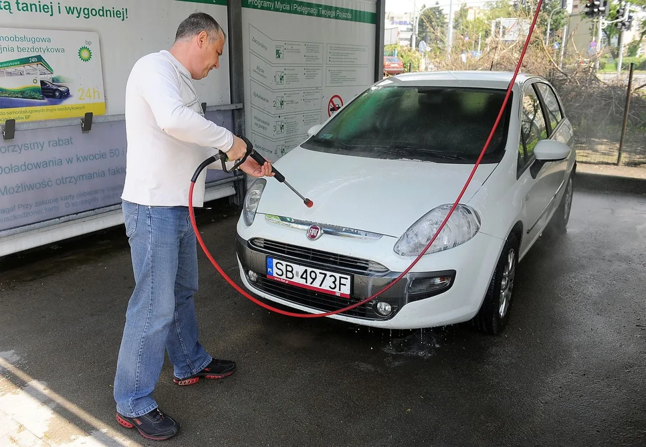 Myjnia z terminalem kartowym - Jak myć auto bez drobnych i stresu?