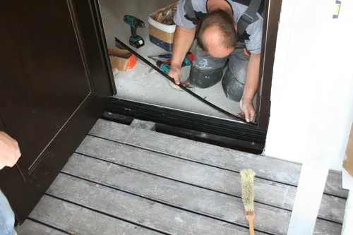 Jak zamontować próg w drzwiach wejściowych bez błędów i strat ciepła