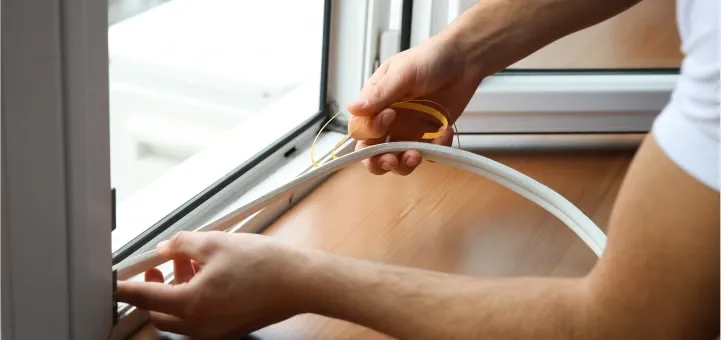 Jak dobrze uszczelnić okna drewniane, aby uniknąć strat ciepła