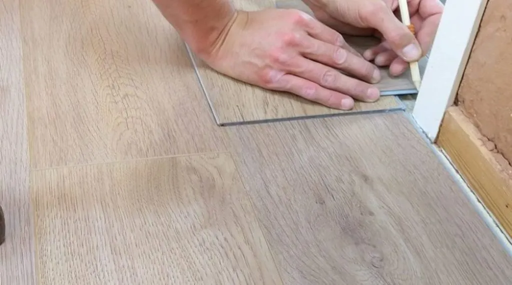 Jak kłaść panele podłogowe: 9 kluczowych wskazówek dla każdego