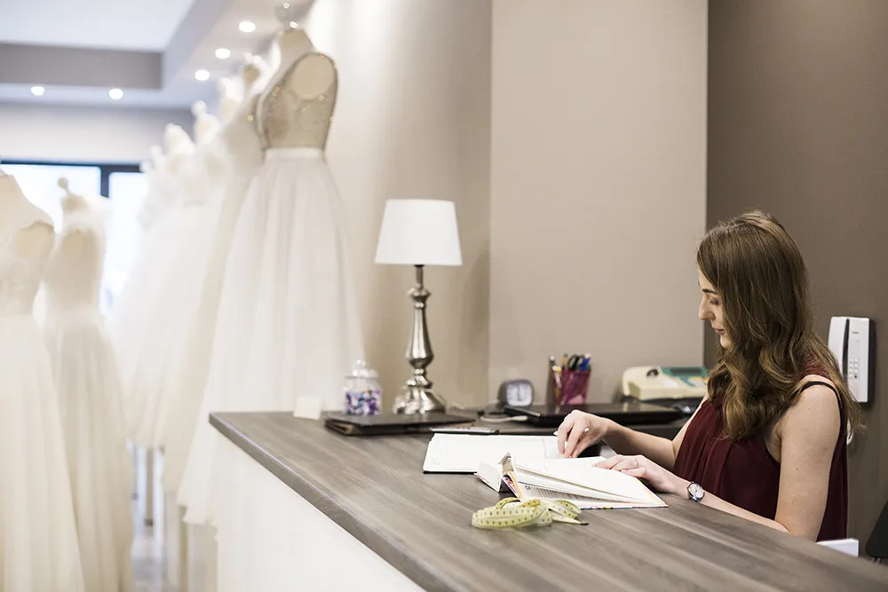 Ile można zarobić na salonie sukien ślubnych? Zaskakujące fakty o dochodach