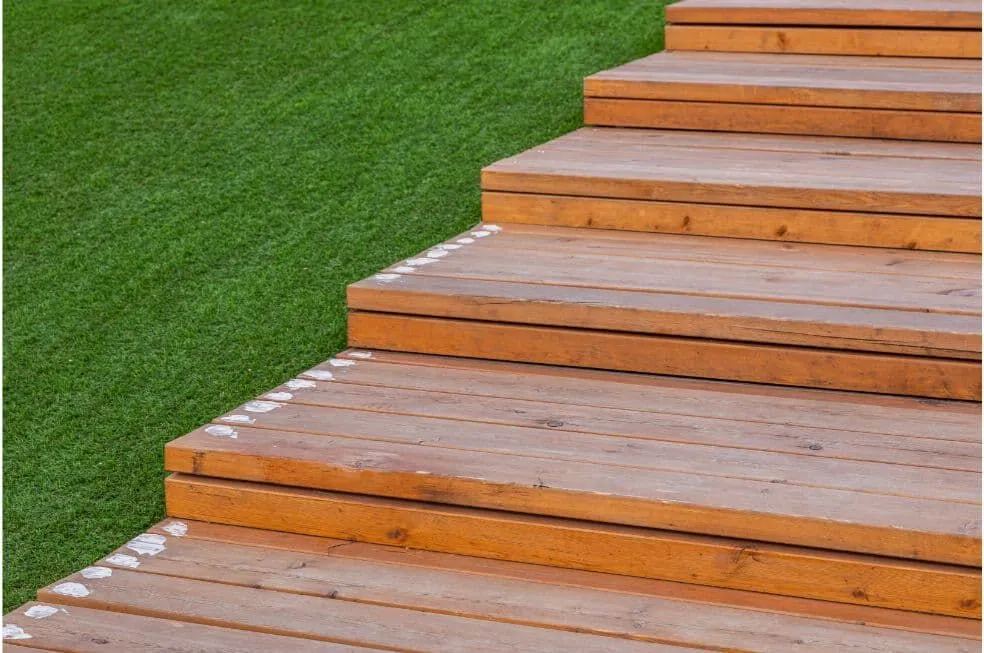 Jak samemu zrobić stopnie drewniane na schodach betonowych bez błędów