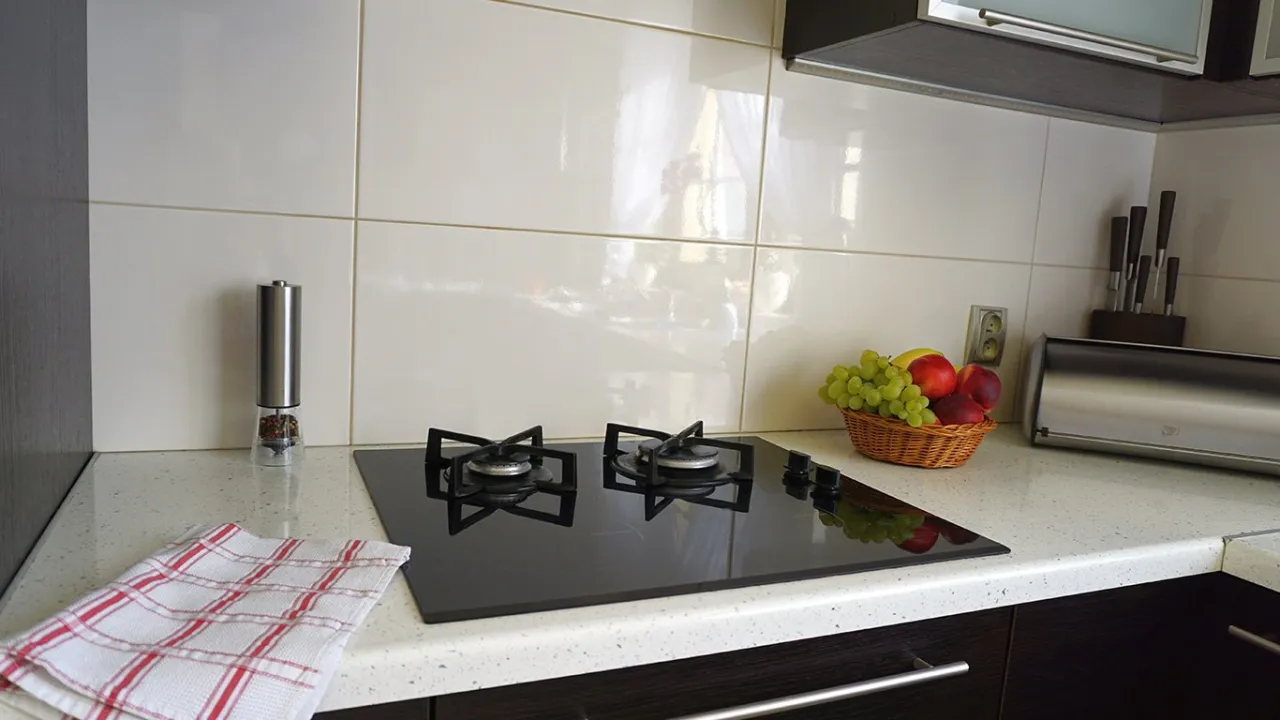 Czy układać płytki pod szafkami w kuchni? Zastanów się nad zaletami i wadami.