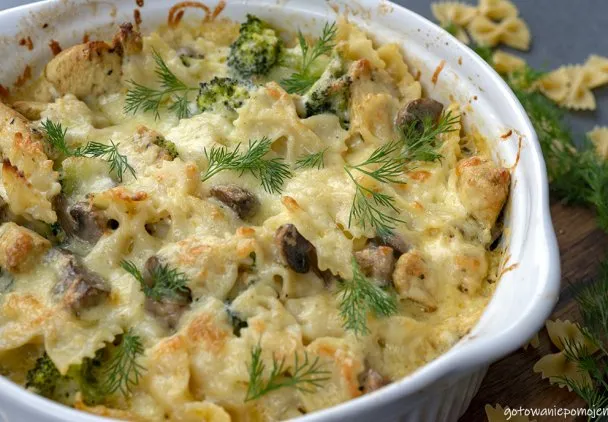 Zapiekanka z brokułami i kurczakiem: Prosty przepis krok po kroku