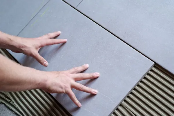 Jaki klej do płytek dekoracyjnych betonowych, aby uniknąć problemów z montażem?