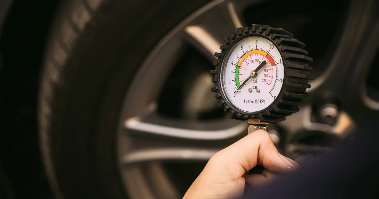Ile pompować opony? Prawidłowe ciśnienie dla Twojego auta