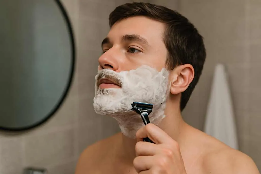 Jak wybrać golarkę męską, aby uniknąć podrażnień i zyskać komfort?