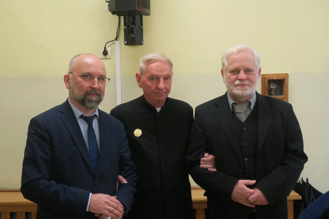 Dlaczego słowa biskupa Cisło poruszają serca wiernych? Moc!