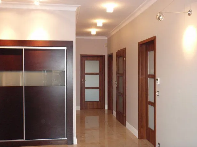 Jaki kolor listew przypodłogowych do ciemnych drzwi, by uniknąć błędów?