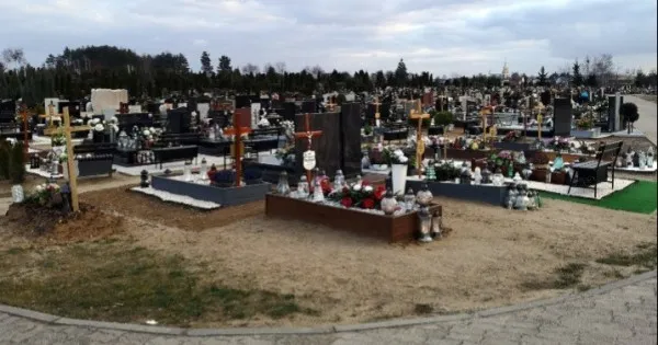 Jak znaleźć zmarłego na cmentarzu w Koninie - skuteczne metody i porady