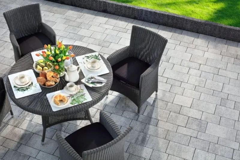 Czym przykryć kostkę na tarasie, by uniknąć kosztownych błędów?