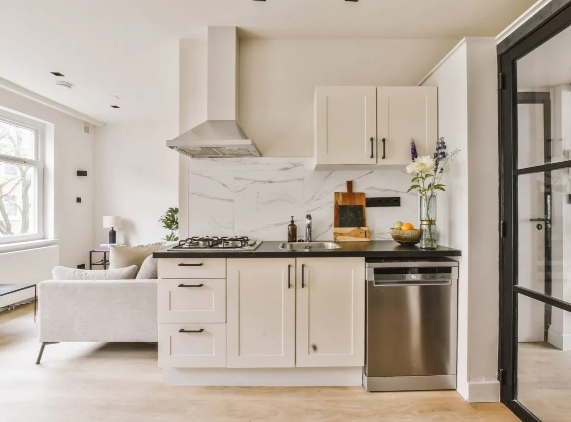 Jak zorganizować szafki kuchenne, by uniknąć chaosu i zyskać przestrzeń