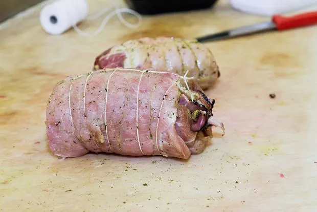 Pyszne roladki ze schabu. Prosty przepis na kruche mięso krok po kroku