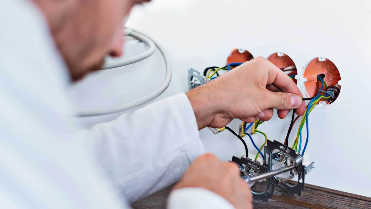 Ile kosztuje elektryka w domu? Poznaj faktyczne ceny i koszty