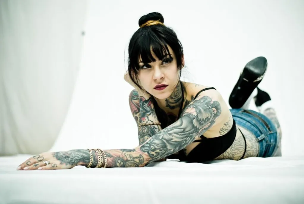 Tatuaż z kobietą znaczenie – odkryj głębokie symbole i emocje Tatuaż z kobietą znaczenie – odkryj głębokie symbole i emocje