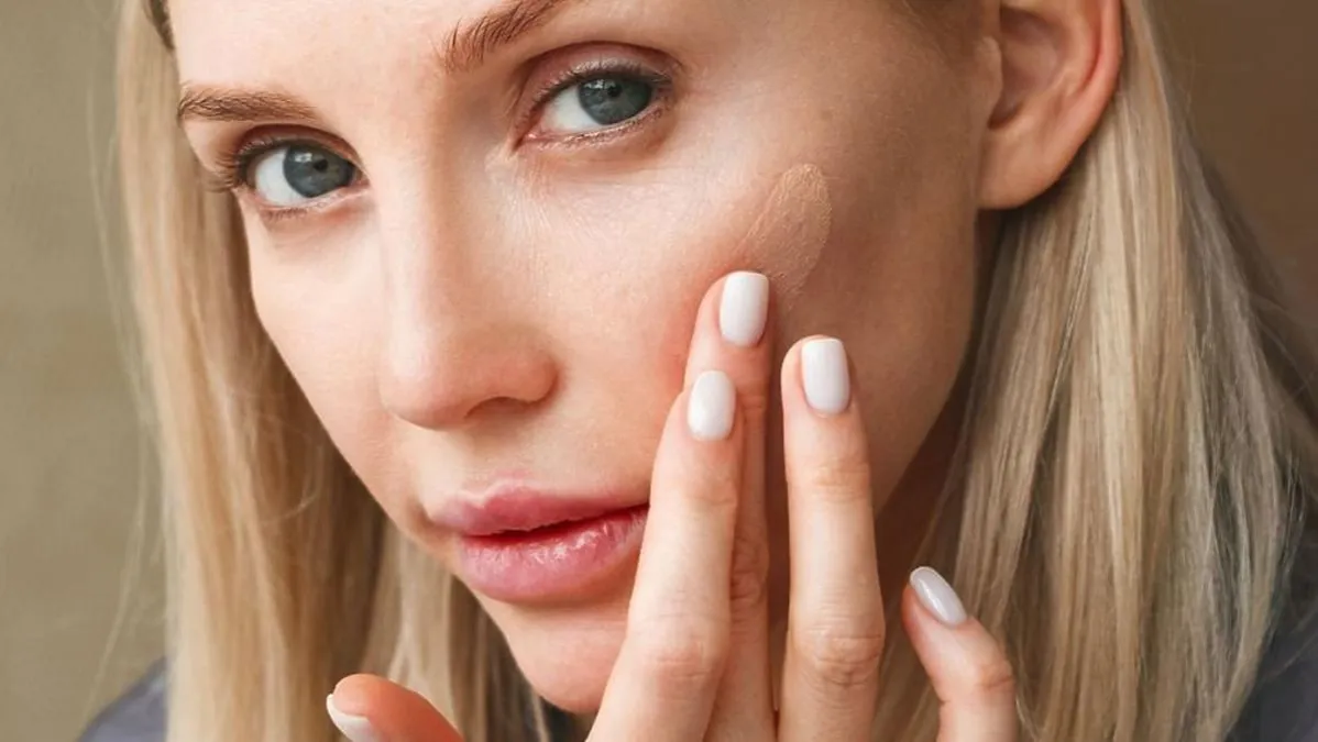 Jaki podkład do suchej cery, aby uniknąć przesuszenia i maskowania?