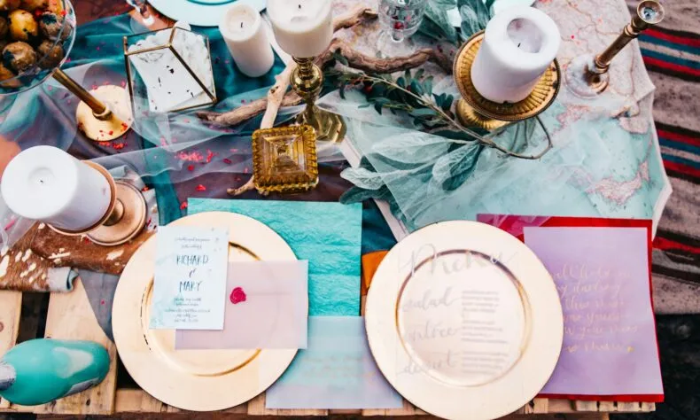 Jak ułożyć organzę na stół, aby stworzyć zachwycającą dekorację