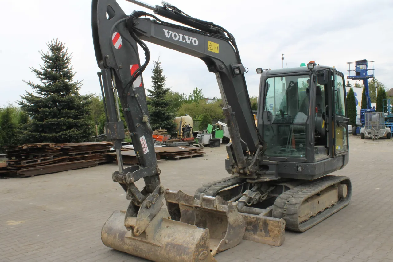 Ile kosztuje wynajem koparki bez operatora? Sprawdź ceny i oszczędź!