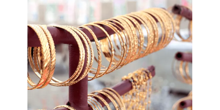 Jak odróżnić złoto od mosiądzu - uniknij oszustwa przy zakupie biżuterii