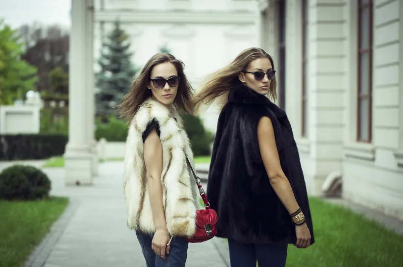 Biała kamizelka stylizacje: jak stworzyć modne i wyjątkowe looki