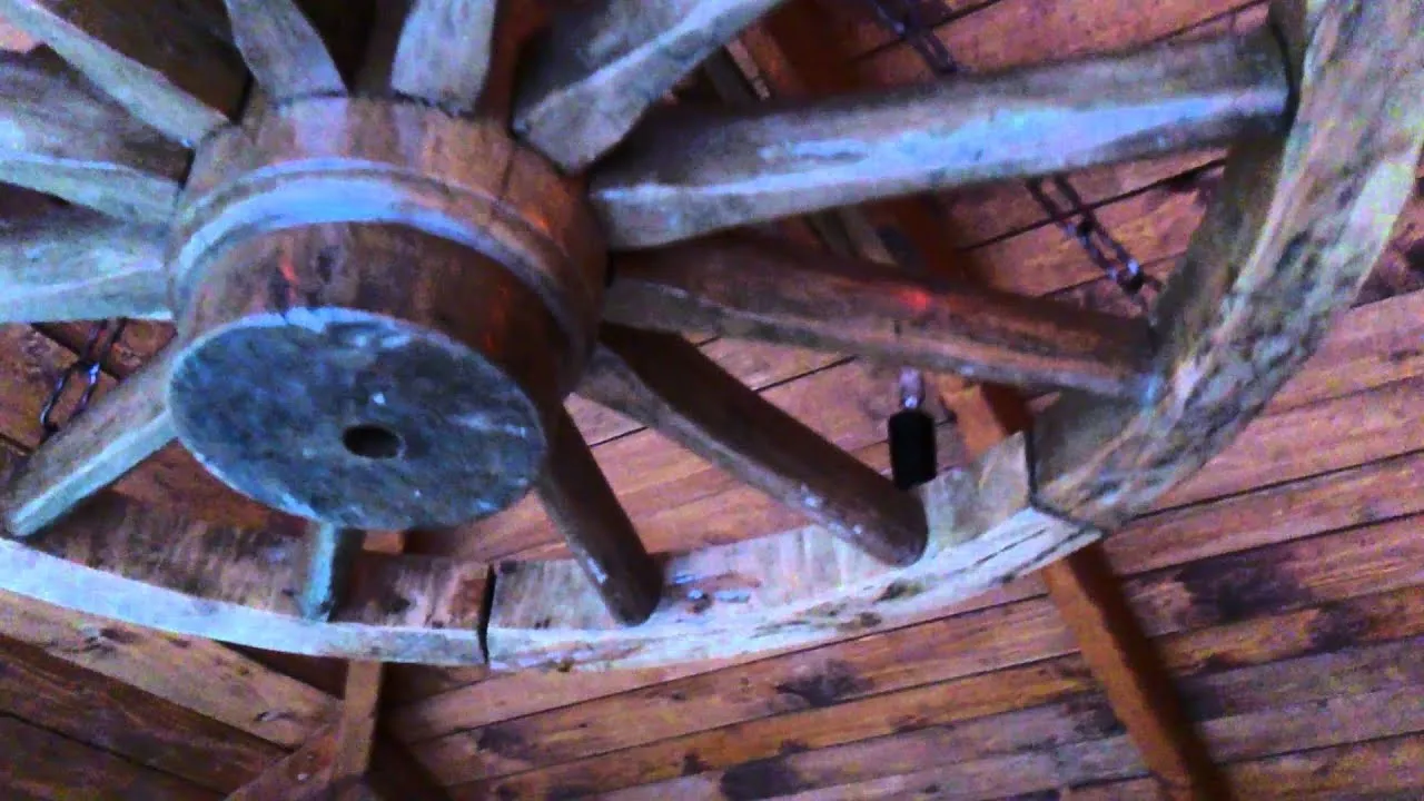 Jak zrobić żyrandol z koła od wozu - stwórz unikalną dekorację wnętrza