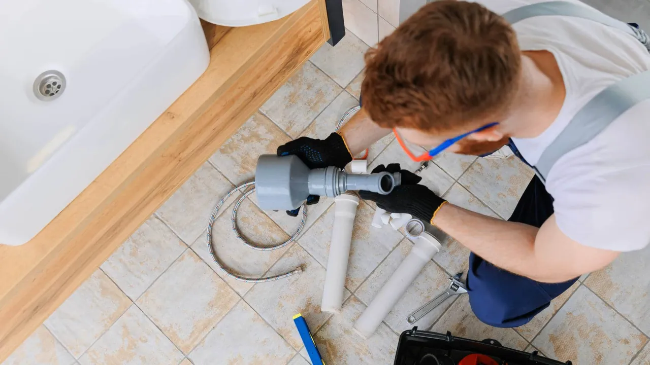 Pomocnik hydraulika co robi – poznaj obowiązki i wymagania tej pracy