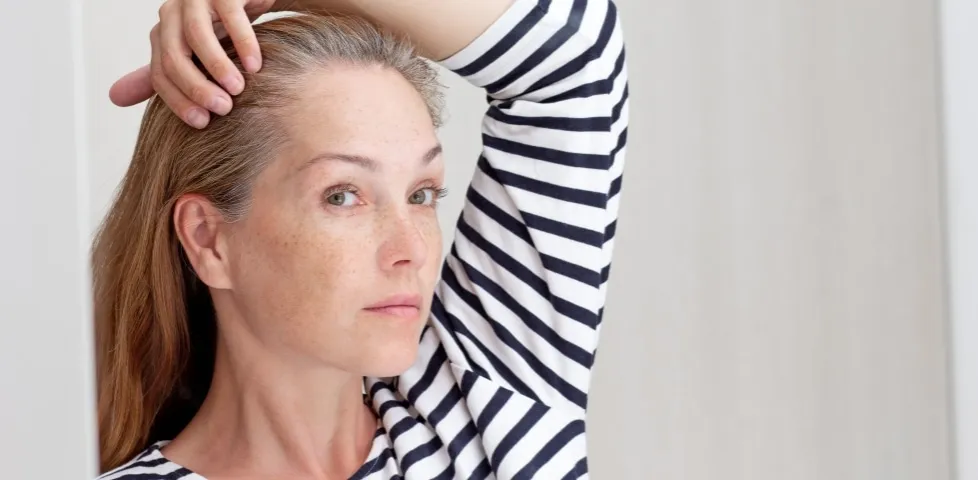 8 skutecznych sposobów jak ukryć odrosty fryzury bez wizyty u fryzjera