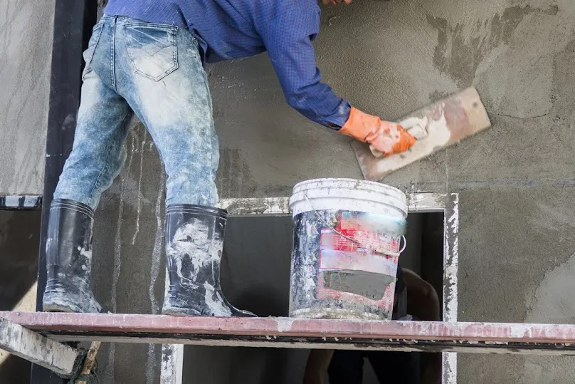 Kiedy elewacja po tynkach? Kluczowe informacje, aby uniknąć błędów