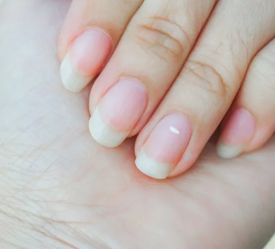 Szeroką płytka paznokcia jaki kształt – wybierz najlepsze dla siebie