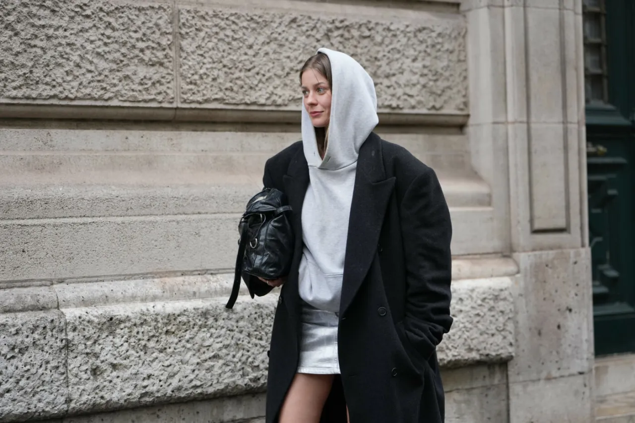 Jakie bluzy są modne? Trendy, stylizacje i porady eksperta.