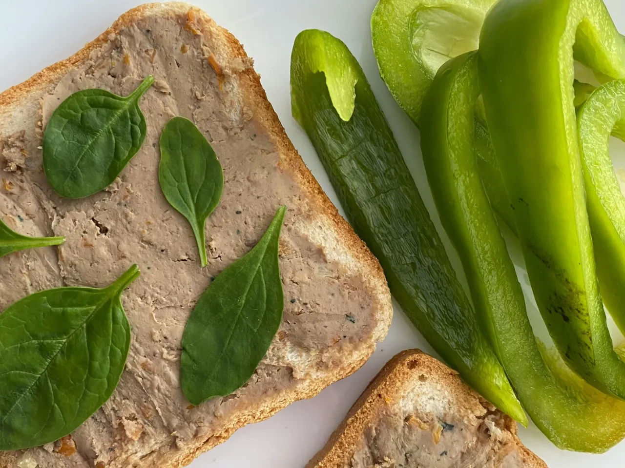 Ile kcal ma kanapka z pasztetem? Zaskakujące fakty i porady