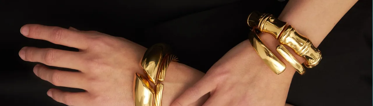 Czy można nosić bransoletki na obu rękach? Odkryj modne stylizacje