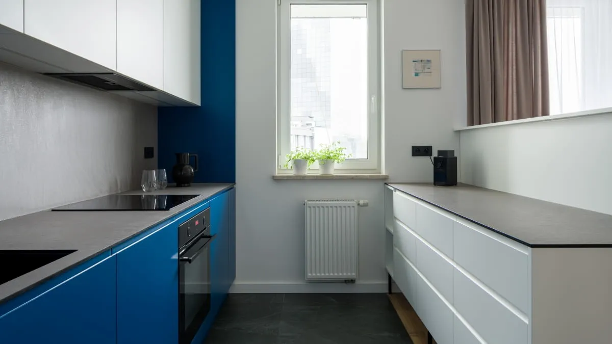 Jak umeblować małą kuchnię z oknem, aby zyskać więcej przestrzeni?