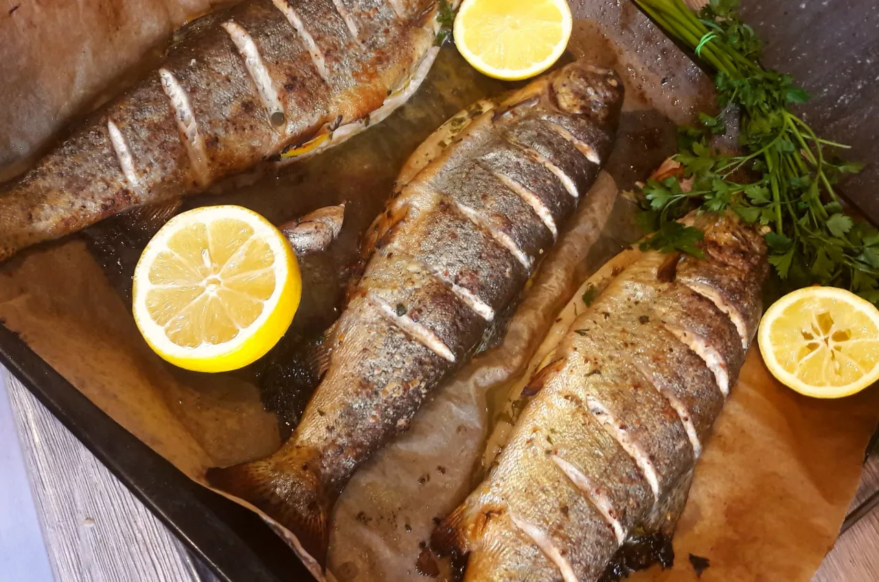 Jak upiec pstrąga w piekarniku: sprawdzony przepis na idealną rybę