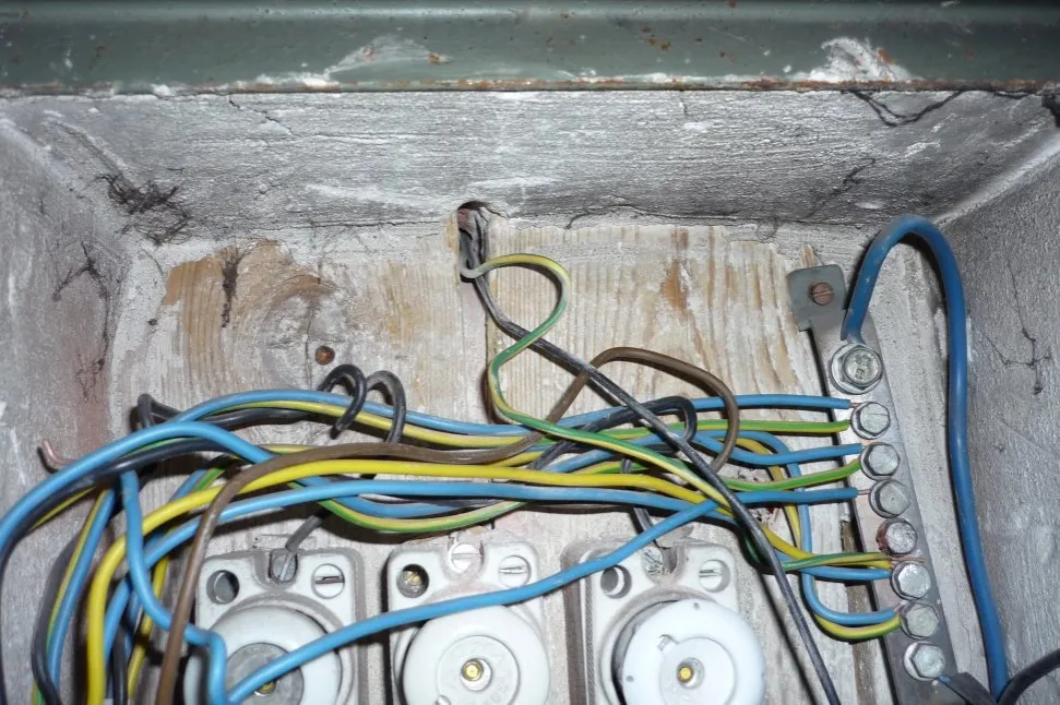 Kradzież prądu - jakie grożą konsekwencje i gdzie to zgłosić? Porady Kradzież prądu - jakie grożą konsekwencje i gdzie to zgłosić? Porady