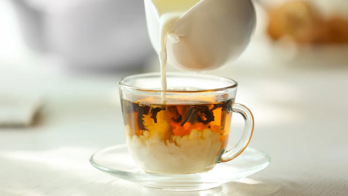 Jaka herbata z mlekiem jest najlepsza? Odkryj sekrety idealnej bawarki