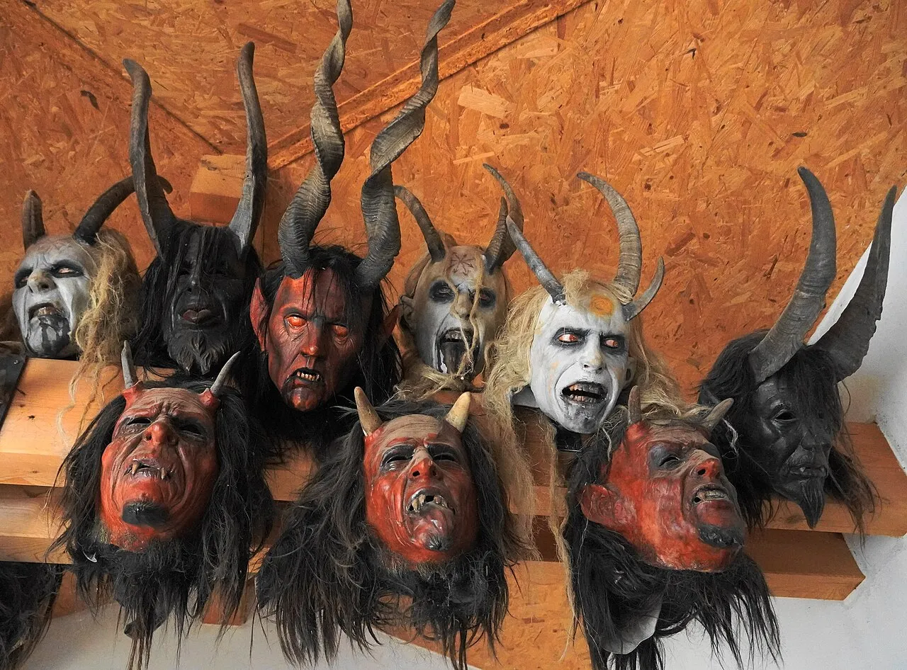 Krampus: Co to jest? Mroczny towarzysz Mikołaja z Alp