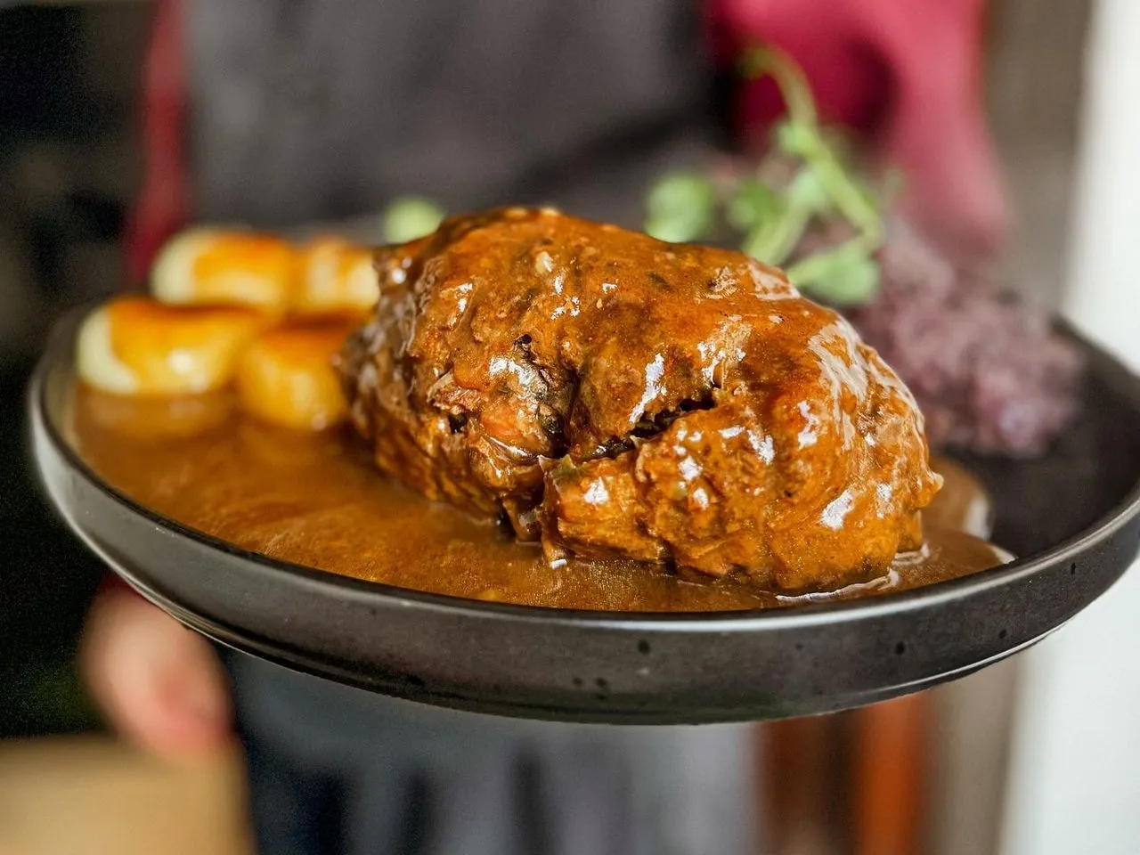 Gdzie zjeść rolada śląska w Katowicach? Odkryj najlepsze miejsca