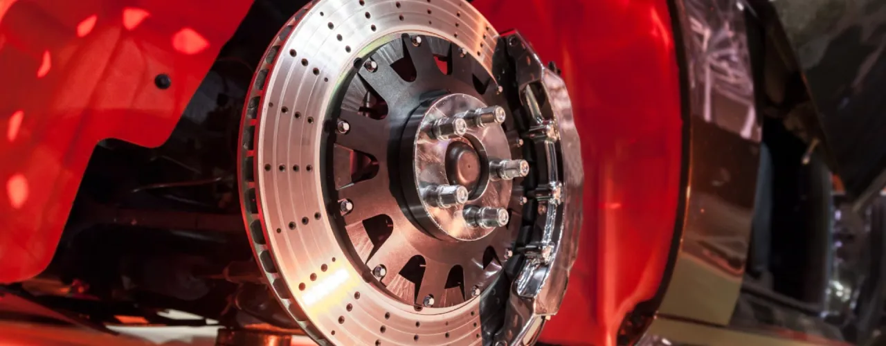 5 sytuacji gdy zmywacz do hamulców staje się bohaterem. Miej go!