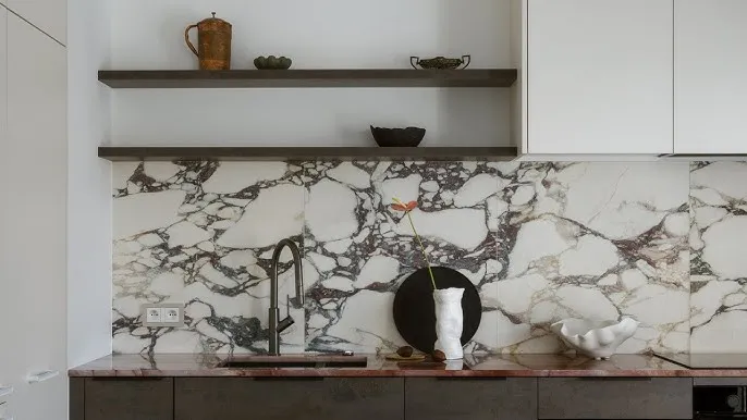 Wykończenie ściany w kuchni: 10+ inspiracji i praktycznych porad