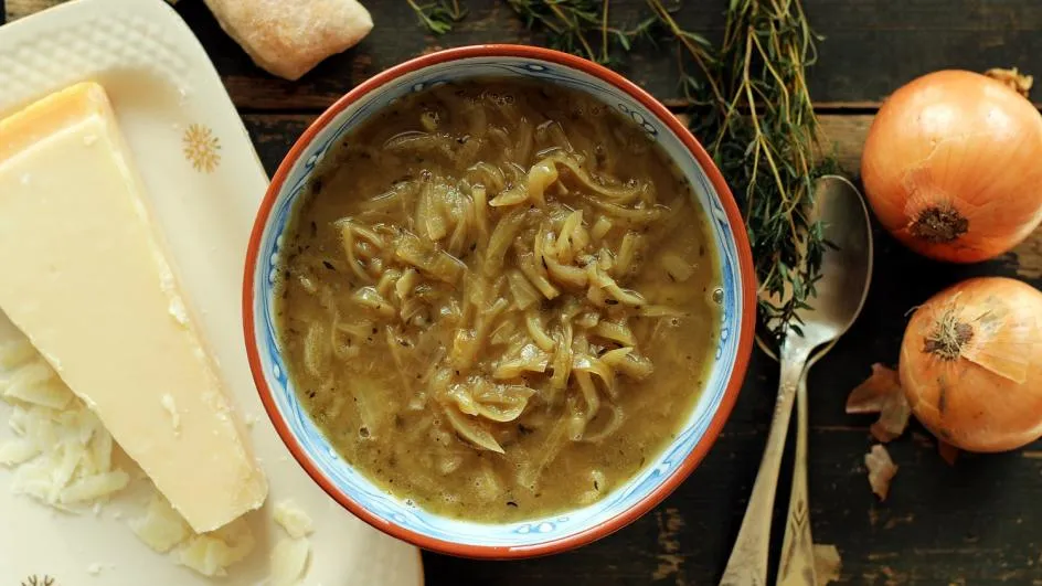 Jak się robi zupę cebulową - proste przepisy na idealny smak