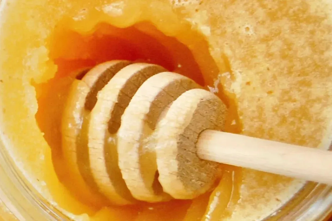 Jak skrystalizować miód i uniknąć jego zepsucia – proste metody