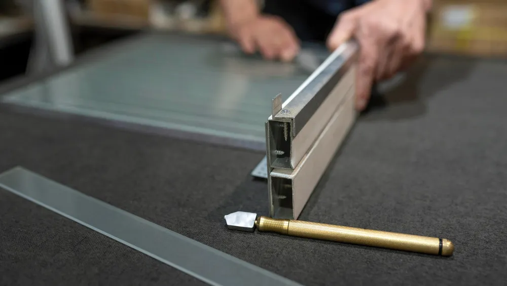 Jak skleić szkło z metalem?