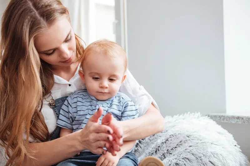 Samotna matka może adoptować dziecko: praktyczny poradnik prawny