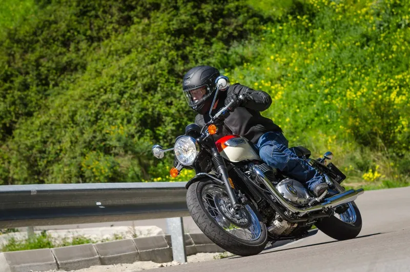 Jak przetrwać upał? Oto 7 sekretów letnich spodni motocyklowych