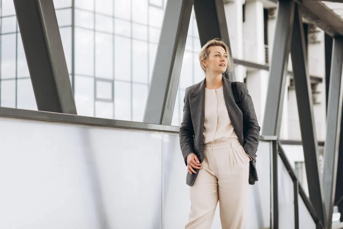 Jaka marynarka do czarnego kombinezonu? Kolor i krój na okazję!