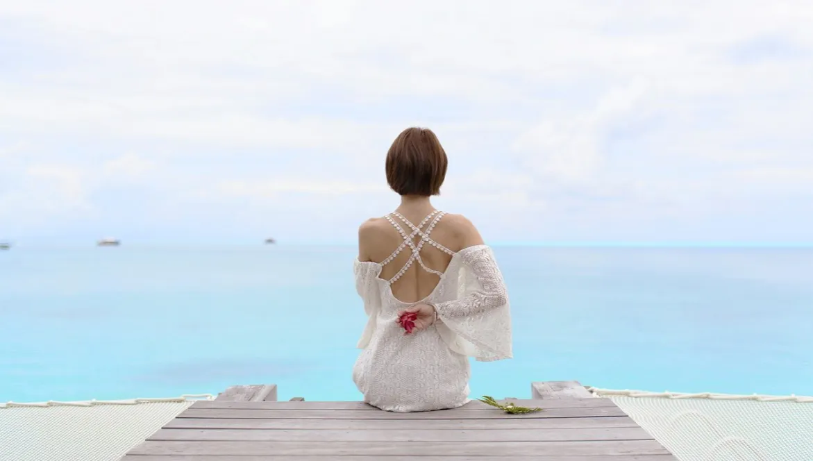 Jaki biustonosz do sukienki z odkrytymi plecami, aby wyglądać idealnie?